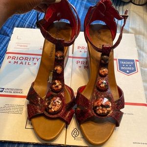 Super cute maroon wedge